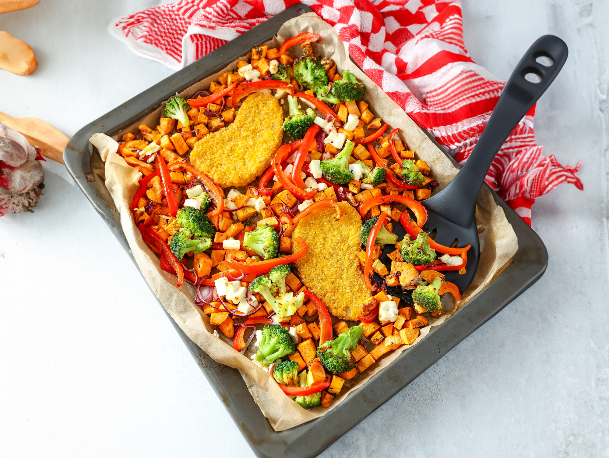 Traybake van zoete aardappel, paprika en broccoli
